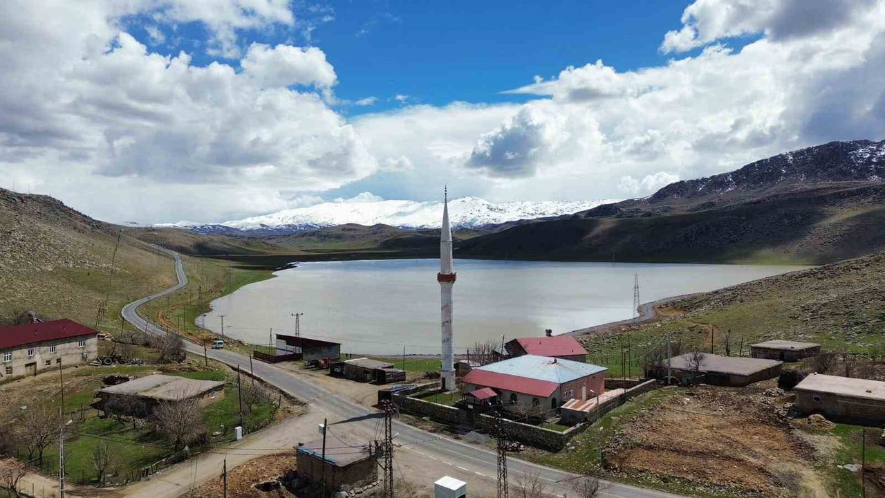 ZİRİN GÖLÜ, YOĞUN YAĞIŞLAR VE TAŞKIN KORUMA ÇALIŞMALARI SAYESİNDE YENİDEN DOĞAL GÖRÜNÜMÜNE...