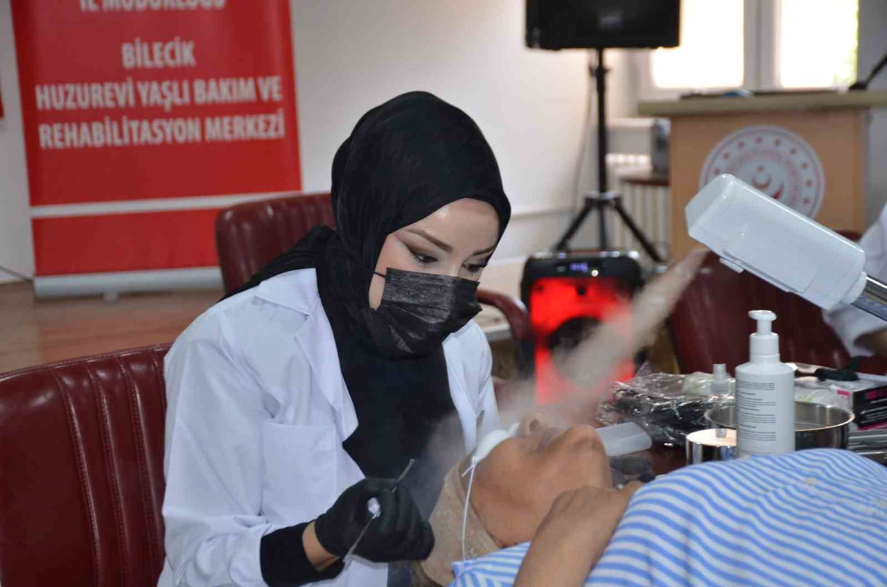 ZİYARETTE HUZUREVİ SAKİNLERİNE KÜÇÜK BAKIM VE GÜZELLİK DOKUNUŞLARI YAPILDI