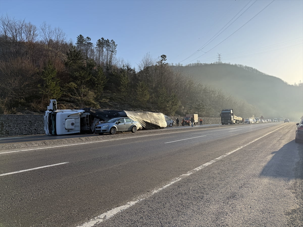 Zonguldak-Ankara kara yolunda meydana gelen 3 ayrı trafik kazasında 10 kişi yaralandı. Kara...