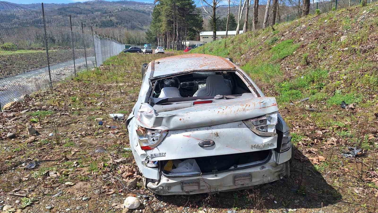 ZONGULDAK-ANKARA KARAYOLUNDA SÜRÜCÜSÜNÜN DİREKSİYON HAKİMİYETİNİ KAYBETTİĞİ OTOMOBİL CEZAEVİNİN...