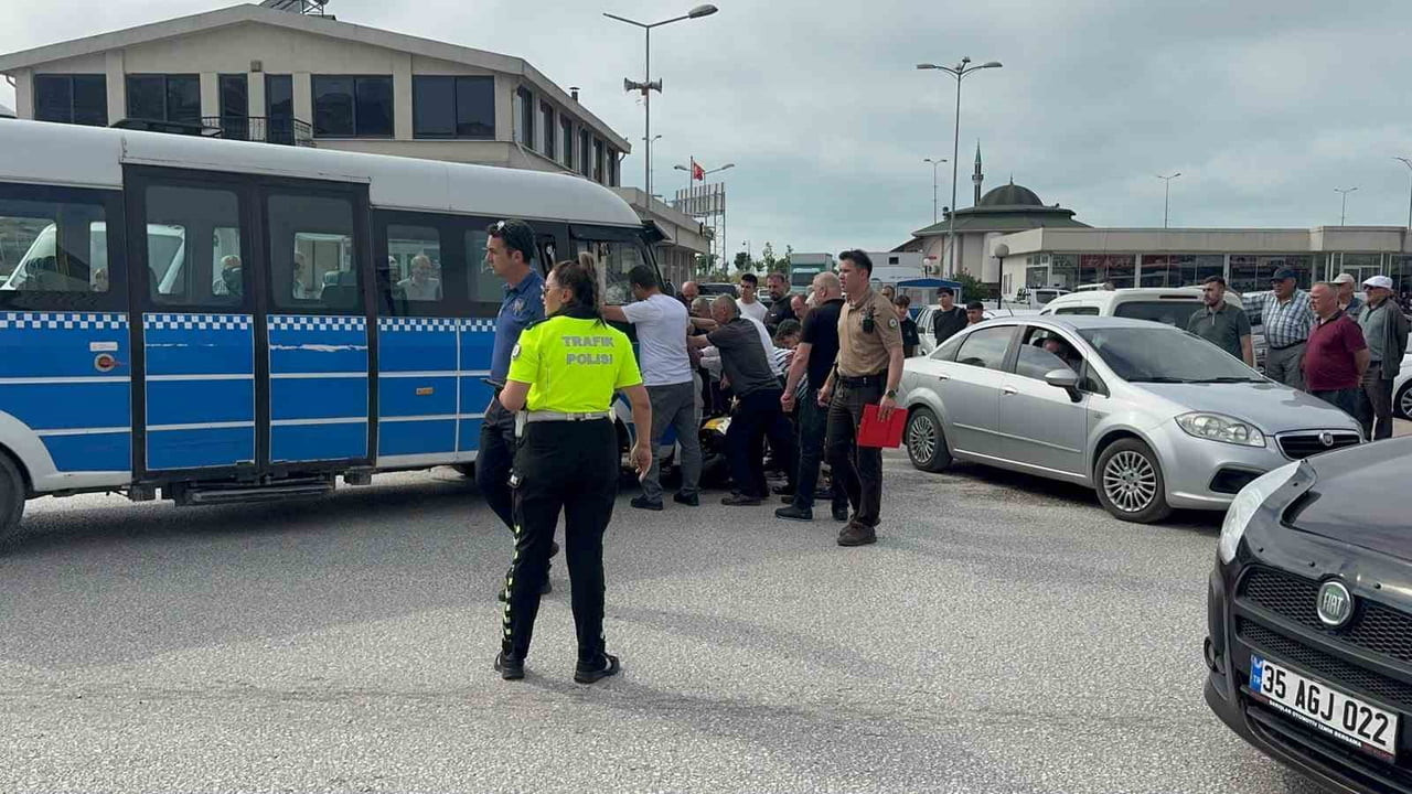 ZONGULDAK (İHA) - ZONGULDAK'IN ALAPLI İLÇESİNDE  MEYDANA GELEN TRAFİK KAZASINDA MİNİBÜS İLE...