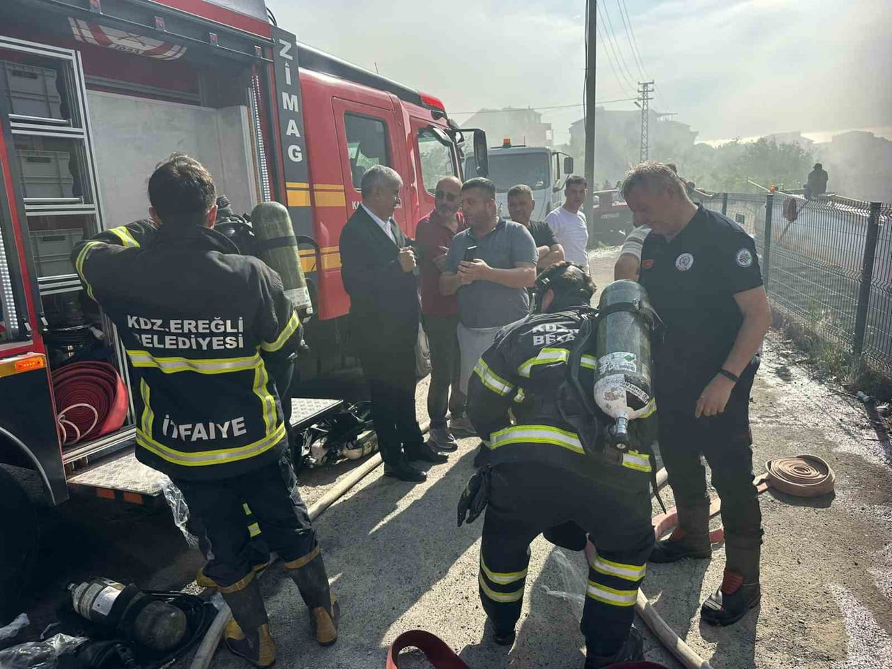 ZONGULDAK (İHA) - ZONGULDAK’IN KARADENİZ EREĞLİ İLÇESİNDE YEDİ KATLI BİNANIN ÇATI KATI ALEV ALEV...