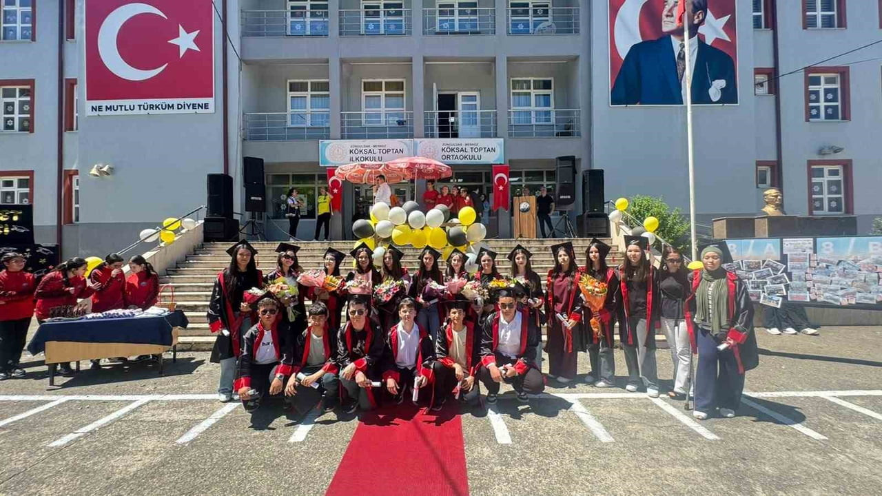 ZONGULDAK KÖKSAL TOPTAN ORTAOKULU SEKİZİNCİ SINIF ÖĞRENCİLERİNİ GURURLA MEZUN ETTİ.