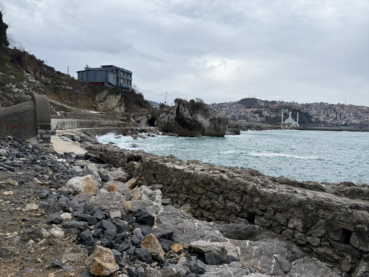 Zonguldak kuvvetli rüzgar etkili oldu. Zonguldak genelinde 4 gün etkisini sürdüren kar yağışı ve...