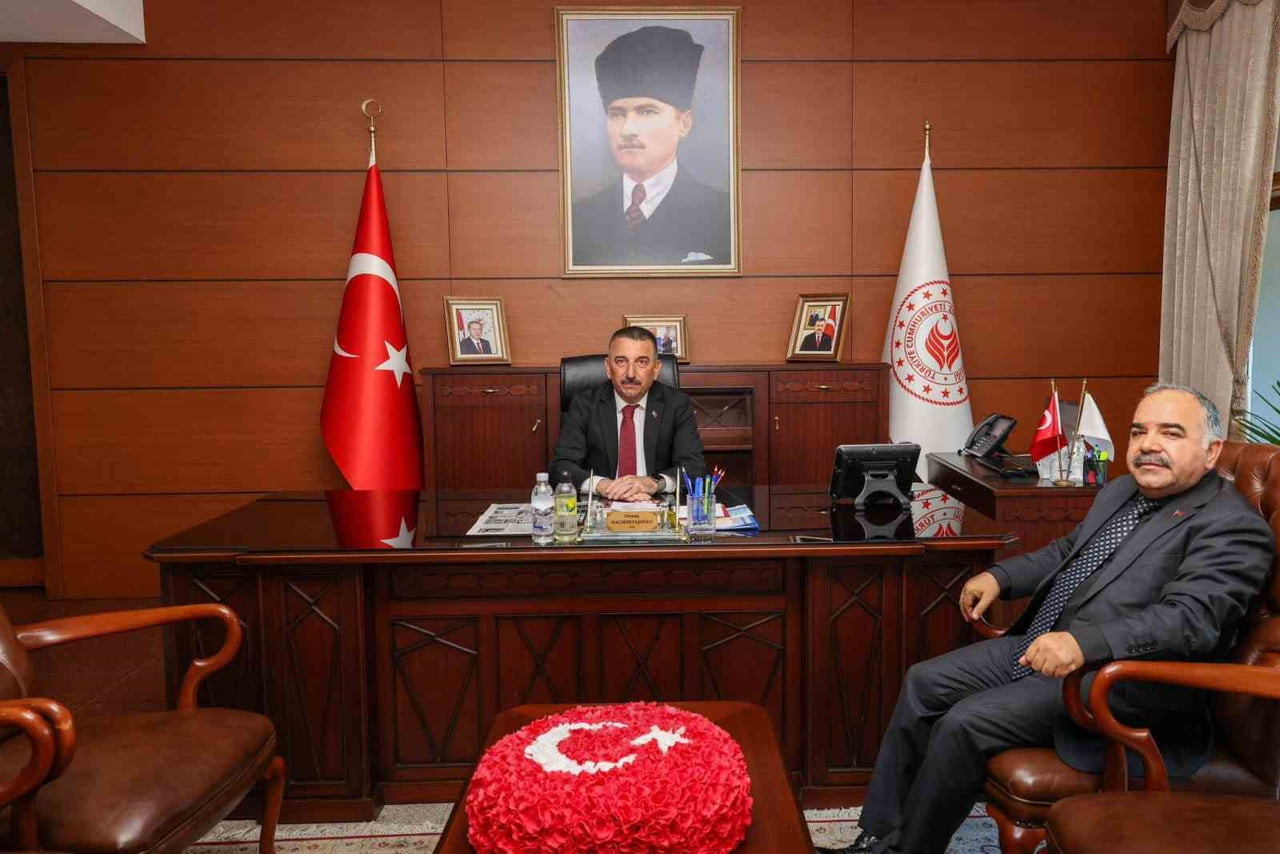 ZONGULDAK VALİSİ OSMAN HACIBEKTAŞOĞLU, İL MÜFTÜSÜ İBRAHİM HALİL DEMİR’İ MAKAMINDA KABUL...