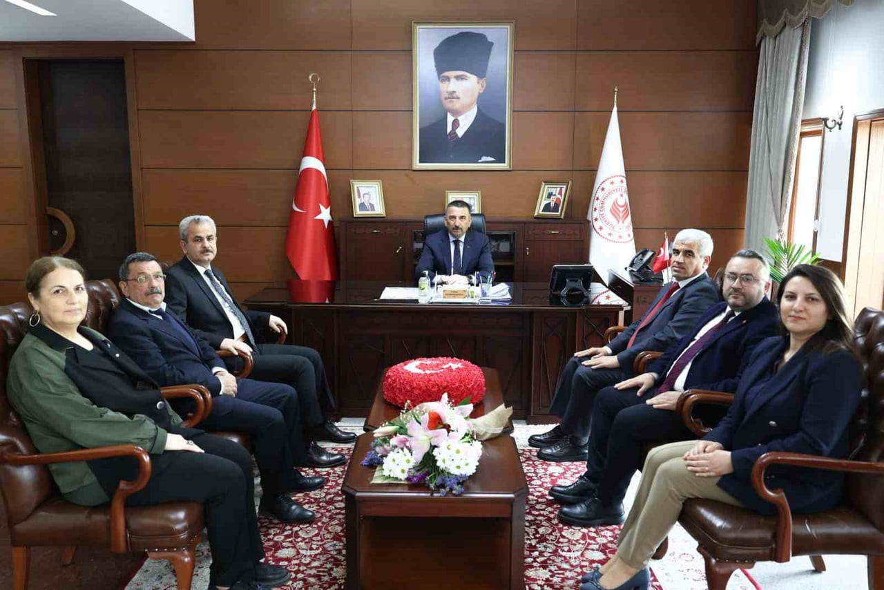 ZONGULDAK VALİSİ OSMAN HACIBEKTAŞOĞLU, SOSYAL GÜVENLİK KURUMU İL MÜDÜRÜ İHSAN ŞAN VE BERABERİNDEKİ...