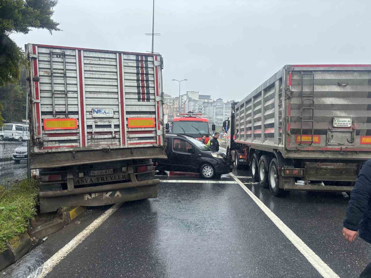 ZONGULDAK'IN ALAPLI İLÇESİNDE KONTROLDEN ÇIKAN TIR, KIRMIZI IŞIKTA BEKLEYEN 3 ARACA ÇARPTI.