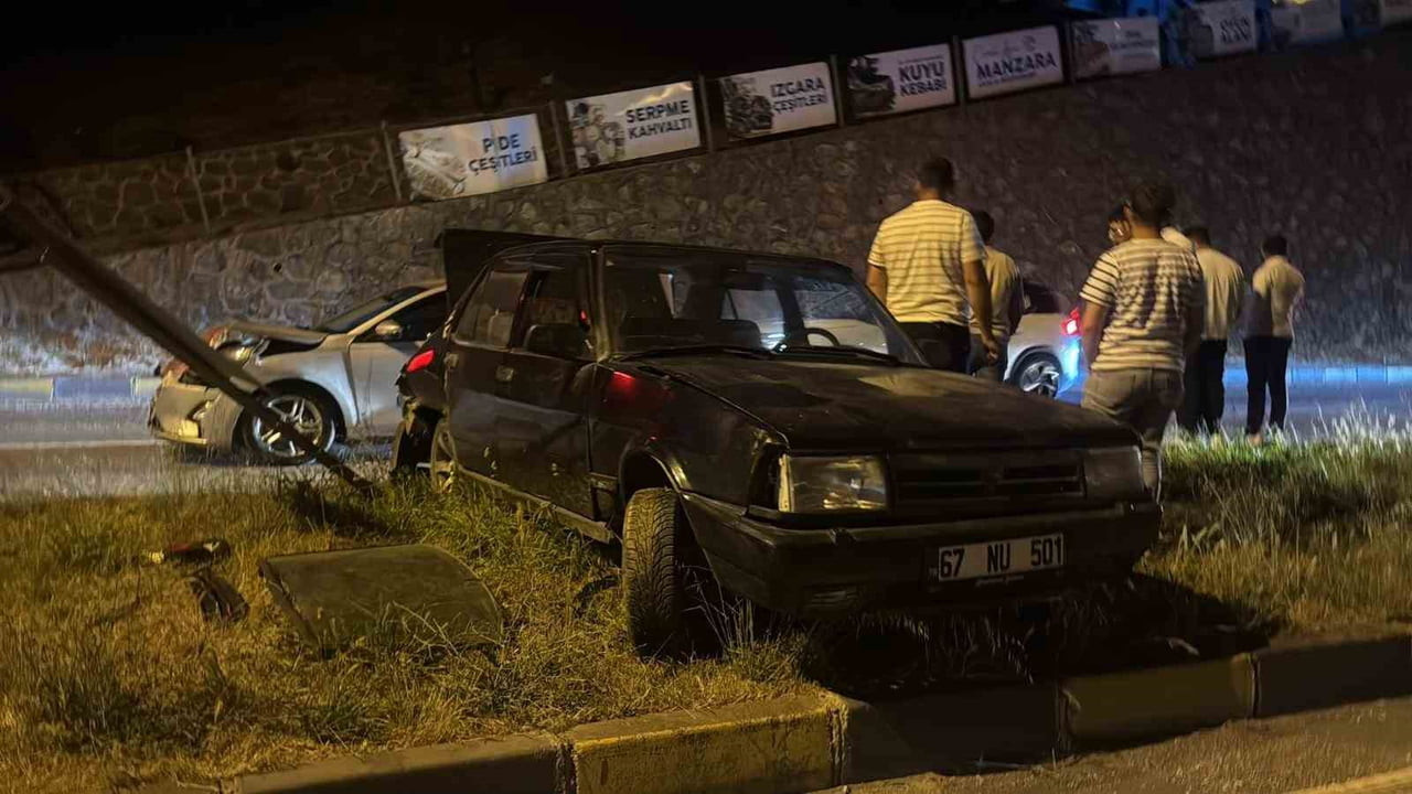 ZONGULDAK'IN ALAPLI İLÇESİNDE OTOMOBİLLE ÇARPIŞAN ARAÇ YAKLAŞIK 100 METRE SÜRÜKLENDİ. KAZADA...