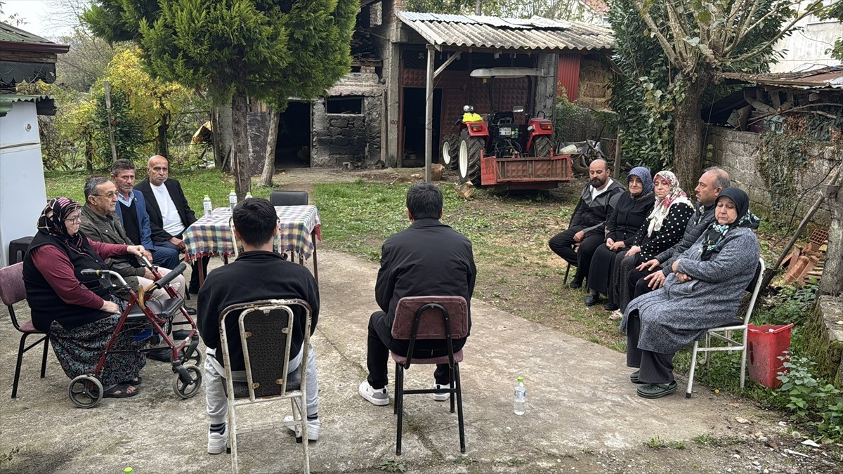 Zonguldak'ın Çaycuma ilçesinde emekli polis memurunun kahvehaneye silahla ateş açması sonucu 2...