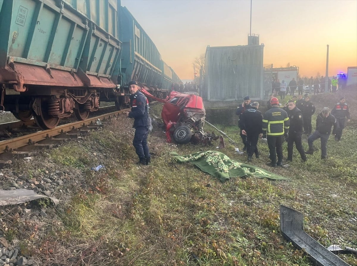 Zonguldak'ın Çaycuma ilçesinde hemzemin geçitte yük treninin çarptığı otomobilin sürücüsü hayatını...