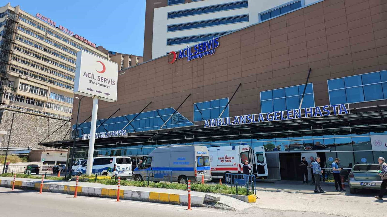 ZONGULDAK'IN DİLAVER MAHALLESİ'NDE RUHSATSIZ İŞLETİLEN BİR MADEN OCAĞINDA MEYDANA GELEN GÖÇÜKTE...