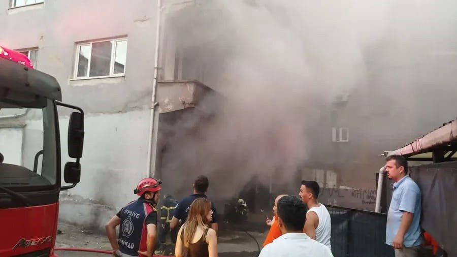 ZONGULDAK'IN EREĞLİ İLÇESİNDE 5 KATLI BOŞ BİR BİNANIN BODRUM KATINDA ÇIKAN YANGIN, İTFAİYE...
