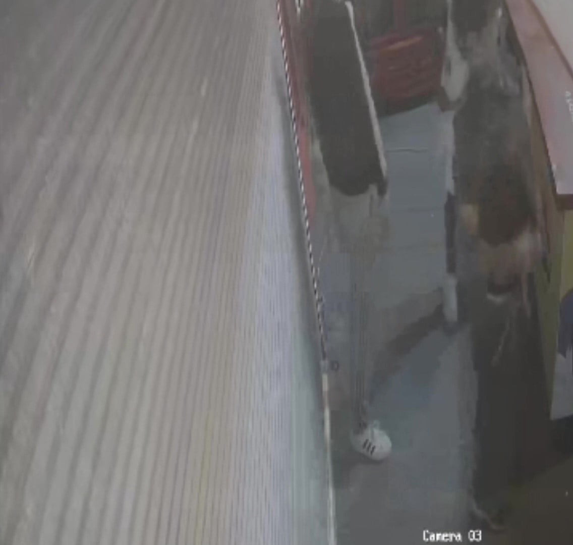 ZONGULDAK'IN EREĞLİ İLÇESİNDE, BİR BÜFENİN İÇECEK DOLABINI ZORLA AÇARAK HIRSIZLIK YAPAN ÜÇ GENCİN...