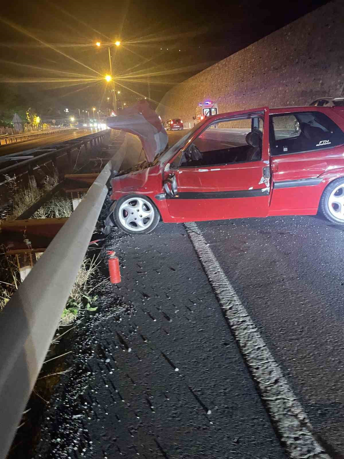 ZONGULDAK'IN EREĞLİ İLÇESİNDE MEYDANA GELEN TRAFİK KAZASINDA KONTROLDEN ÇIKAN OTOMOBİL BARİYERLERE...