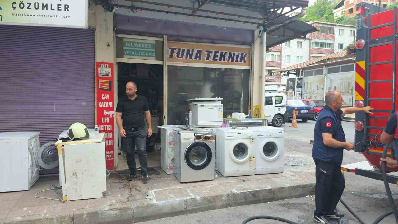 ZONGULDAK'IN KARADENİZ EREĞLİ İLÇESİNDE BEYAZ EŞYA TAMİRİ YAPILAN İŞ YERİNİN DEPOSUNDA ÇIKAN...