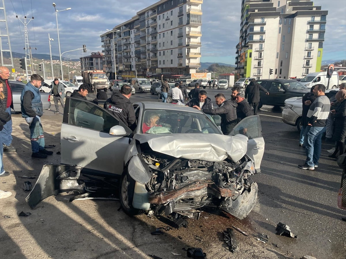 Zonguldak'ın Karadeniz Ereğli ilçesinde iki otomobilin çarpışması sonucu 7 kişi yaralandı.