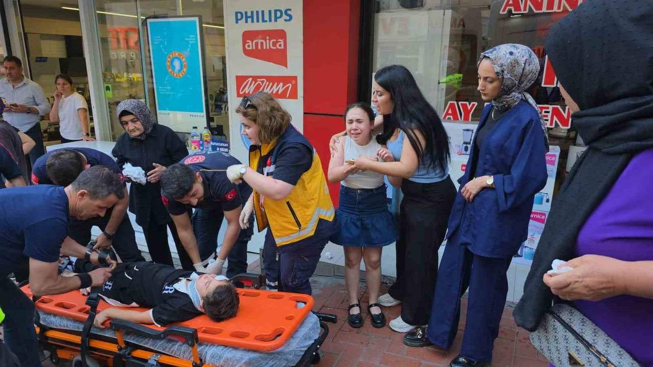 ZONGULDAK'IN KARADENİZ EREĞLİ İLÇESİNDE MEYDANA GELEN TRAFİK KAZASINDA, YOLUN KARŞISINA GEÇMEYE...