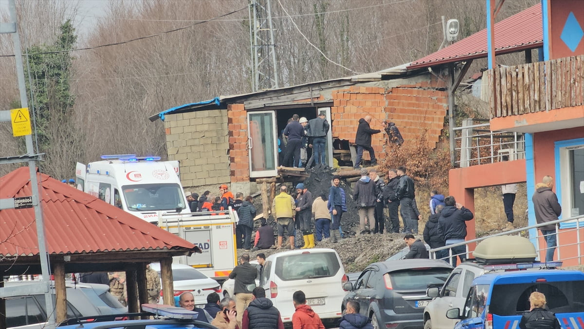 Zonguldak'ın Kilimli ilçesinde özel bir şirkete ait maden ocağında meydana gelen göçükte mahsur...