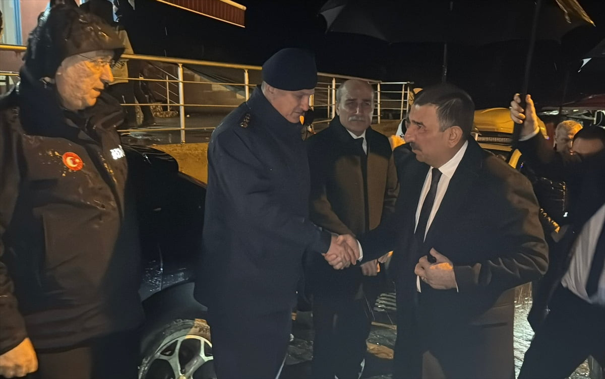 Zonguldak'ın Kilimli ilçesinde özel maden ocağındaki göçükte mahsur kalan 3 işçiden biri...