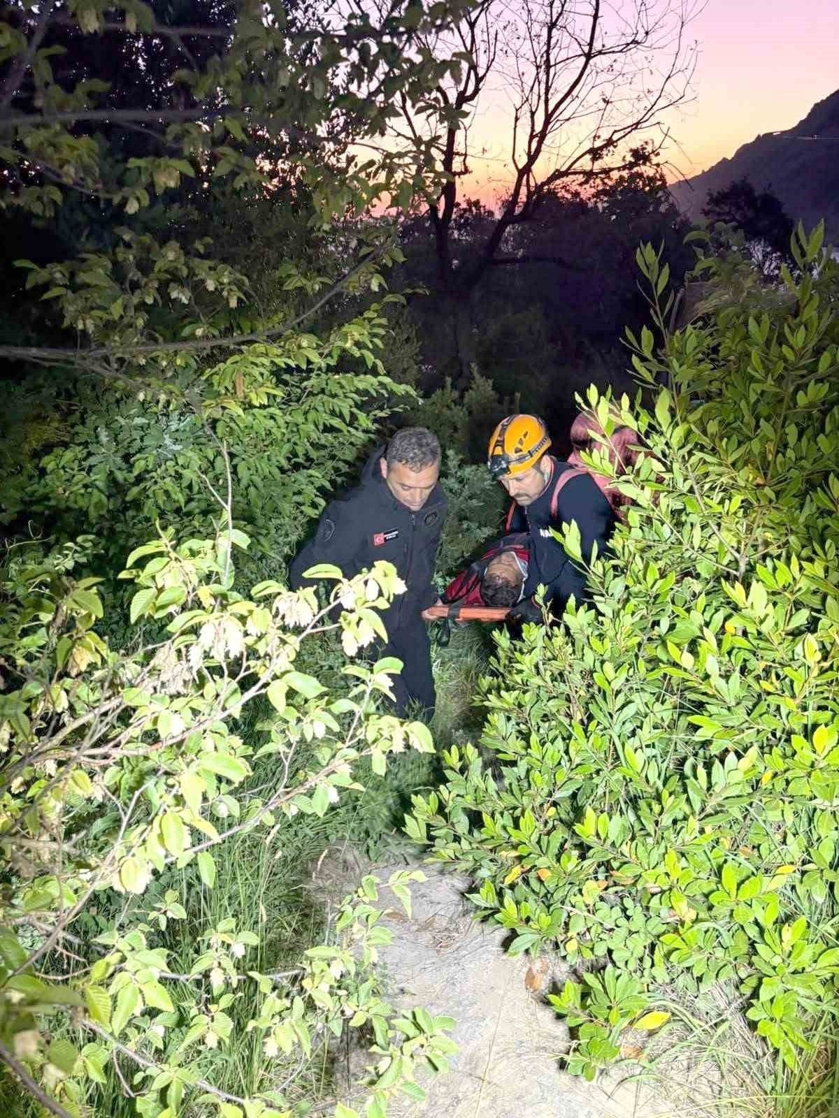 ZONGULDAK'IN KOZLU İLÇESİNDE BALIK AVLAMAK İÇİN ÇIKTIĞI KAYALIKLARDAN DÜŞEREK YARALANAN BİR KİŞİ...