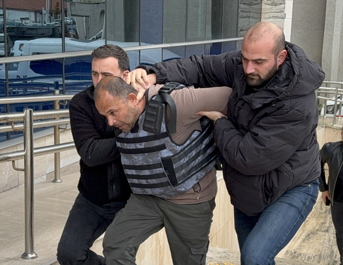 Zonguldak'ın Kozlu ilçesinde çıkan bıçaklı kavgada 1 kişi öldü, 1 kişi yaralandı. Polis...