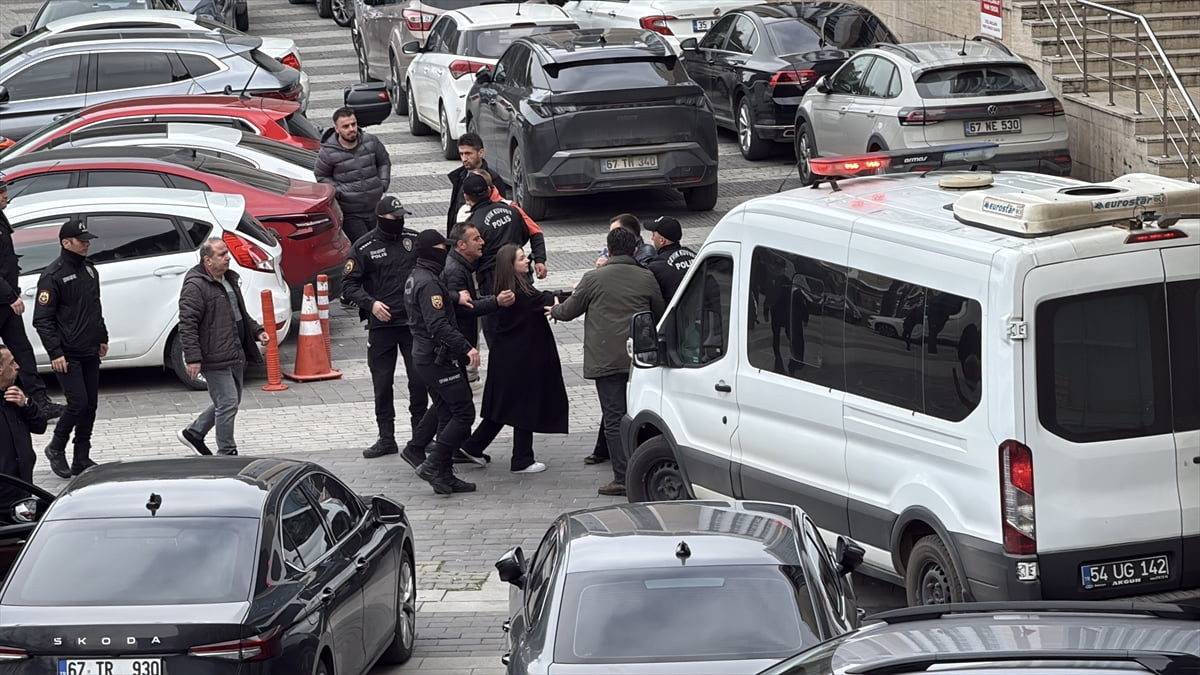 Zonguldak'ın Kozlu ilçesinde tartıştığı kişiyi bıçaklayarak öldüren, 1 kişiyi de yaralayan sanık...