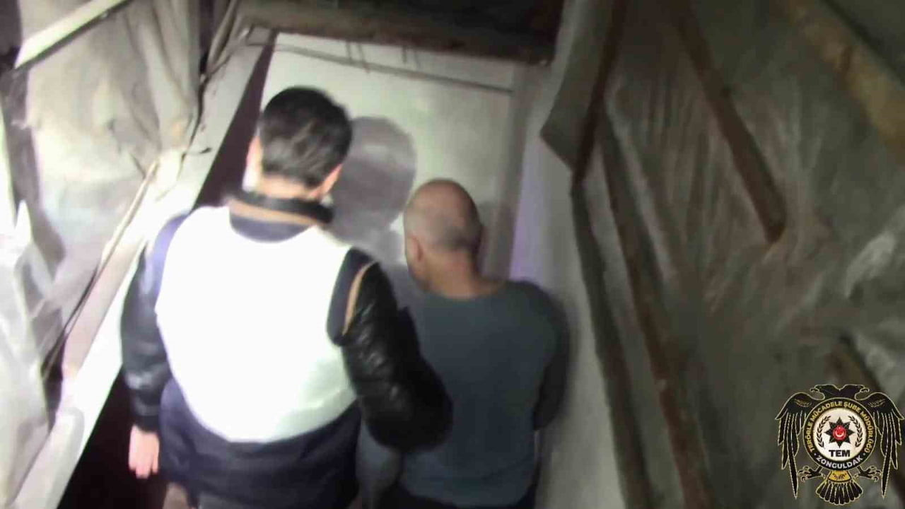 ZONGULDAK'TA 10 YILDIR ARANAN FETÖ ÜYESİ ŞÜPHELİ, SAKLANDIĞI ÇATI KATINDA YAKALANDI.