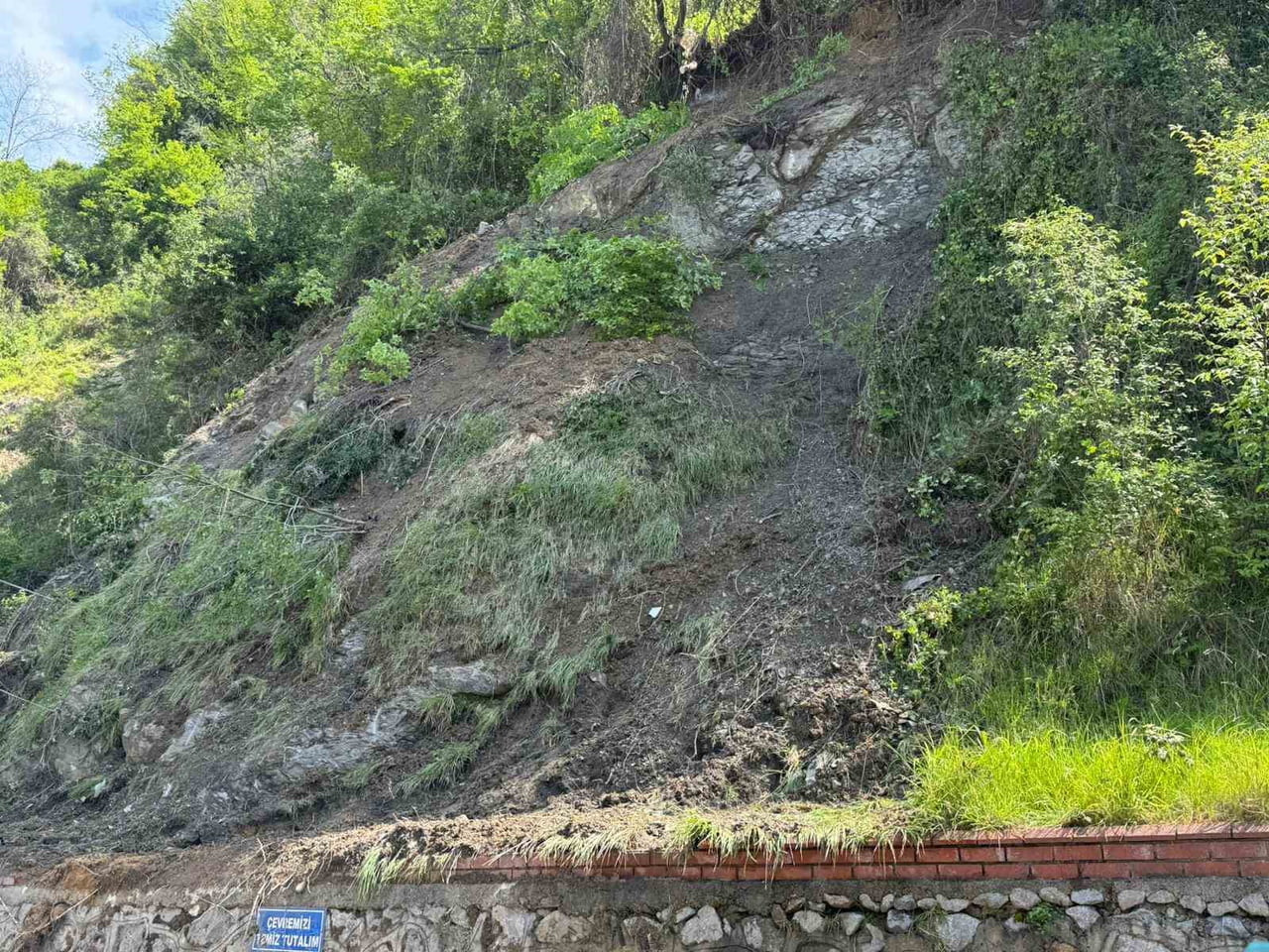 ZONGULDAK'TA 100. YIL ŞEHİRLERARASI OTOBÜS TERMİNALİ'NDE HEYELAN MEYDANA GELDİ. AĞAÇ VE TOPRAK...