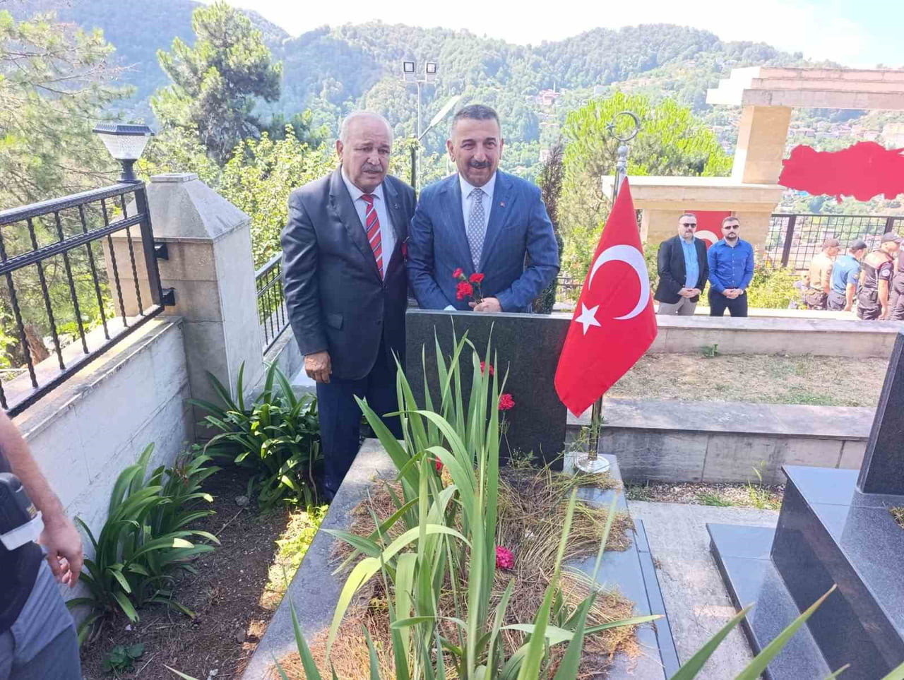 ZONGULDAK'TA 15 TEMMUZ ANMA ETKİNLİKLERİ KAPSAMINDA ŞEHİTLİKTE DÜZENLENEN TÖRENDE DUALAR OKUNDU...