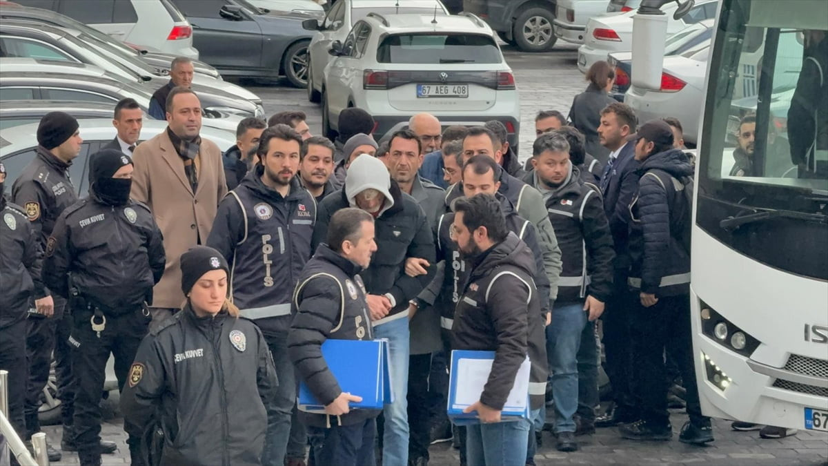 Zonguldak'ta araç muayene işlemlerinde usulsüzlük yaptıkları iddiasıyla 13 şüpheli gözaltına...