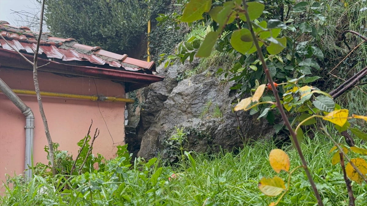 Zonguldak'ta bir mahallede meydana gelen heyelanda iki ev zarar gördü.