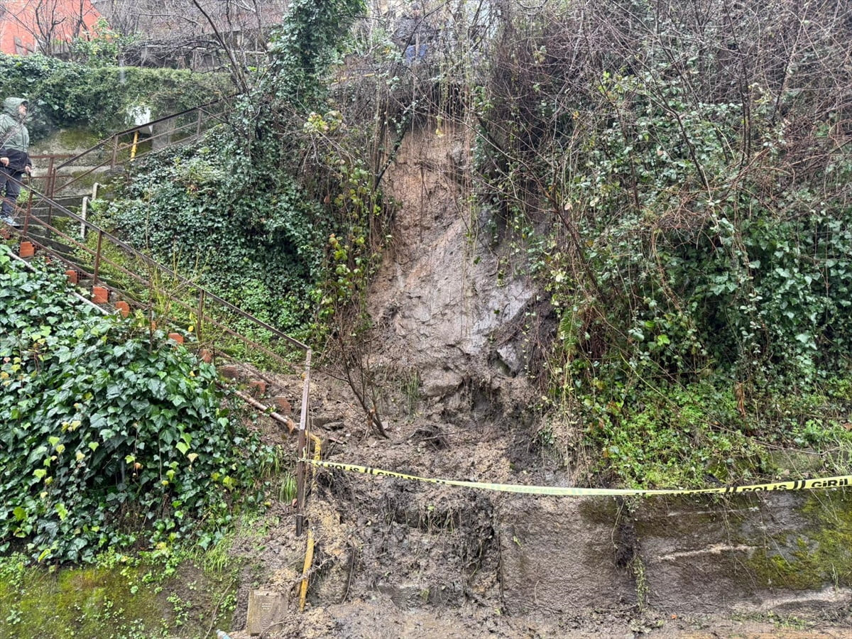Zonguldak'ta bir mahallede meydana gelen toprak kayması sonucu 8 eve ulaşım sağlanan merdivenler...