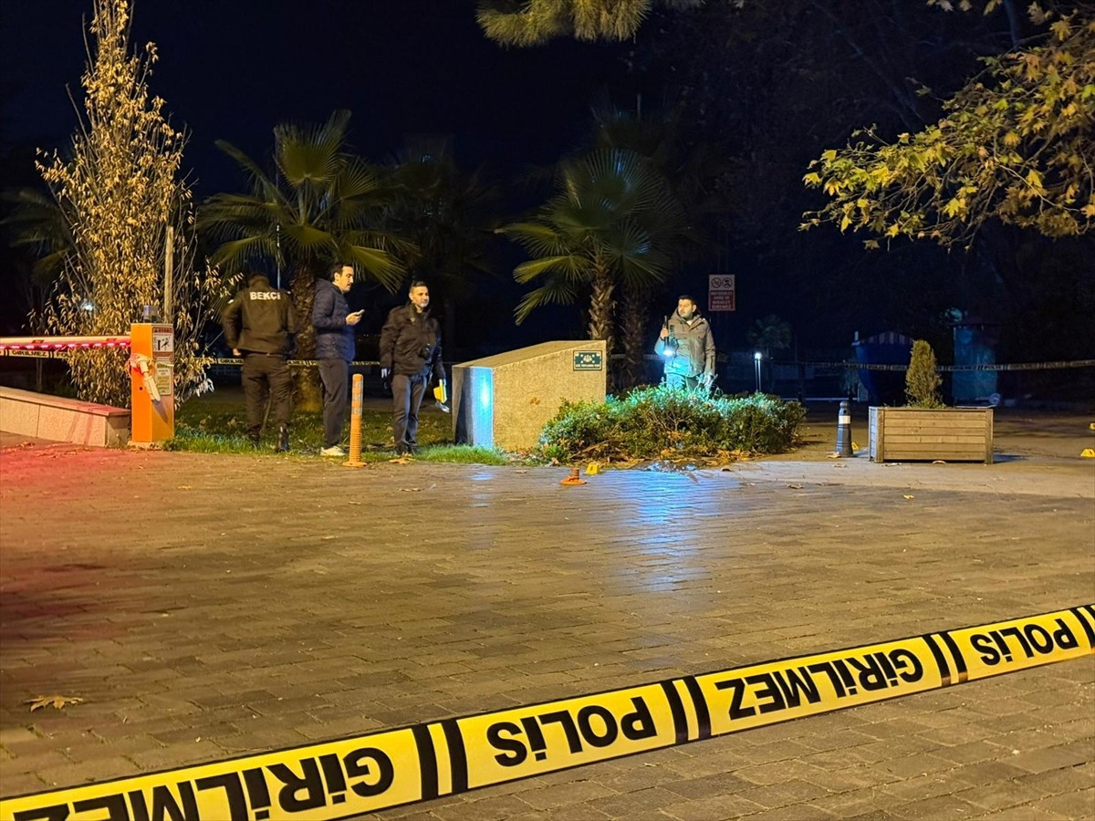 Zonguldak'ta çıkan bıçaklı kavgada 1 kişi hayatını kaybetti. Ekipler olay yerinde çalışma...