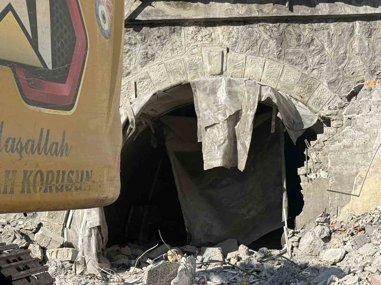 ZONGULDAK'TA DEPREM RİSKİ TAŞIDIĞI İÇİN YIKIMI GERÇEKLEŞTİRİLEN BİR İŞ MERKEZİNİN ZEMİNİNDE GİZLİ...