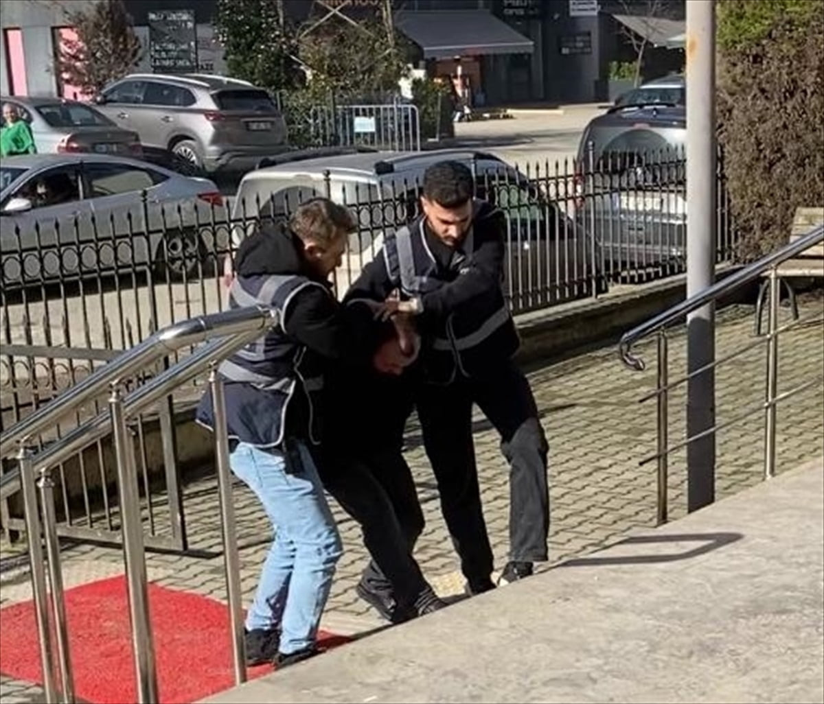 Zonguldak'ta eğlence mekanı önündeki silahlı saldırıda 2 kişiyi yaralayan zanlı...