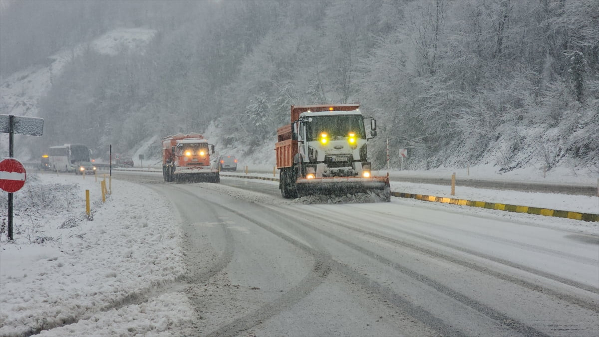 Zonguldak'ta etkili olan kar yağışı, İstanbul güzergahında ulaşımı olumsuz etkiledi.  Karayolları...