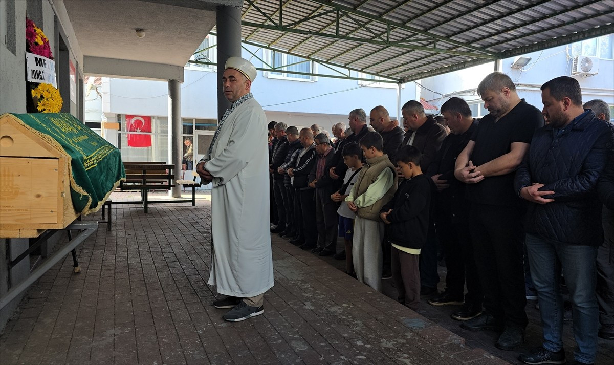 Zonguldak'ta evinde bıçaklanmış halde ölü bulunan Burhanettin Şen'in cenazesi toprağa...