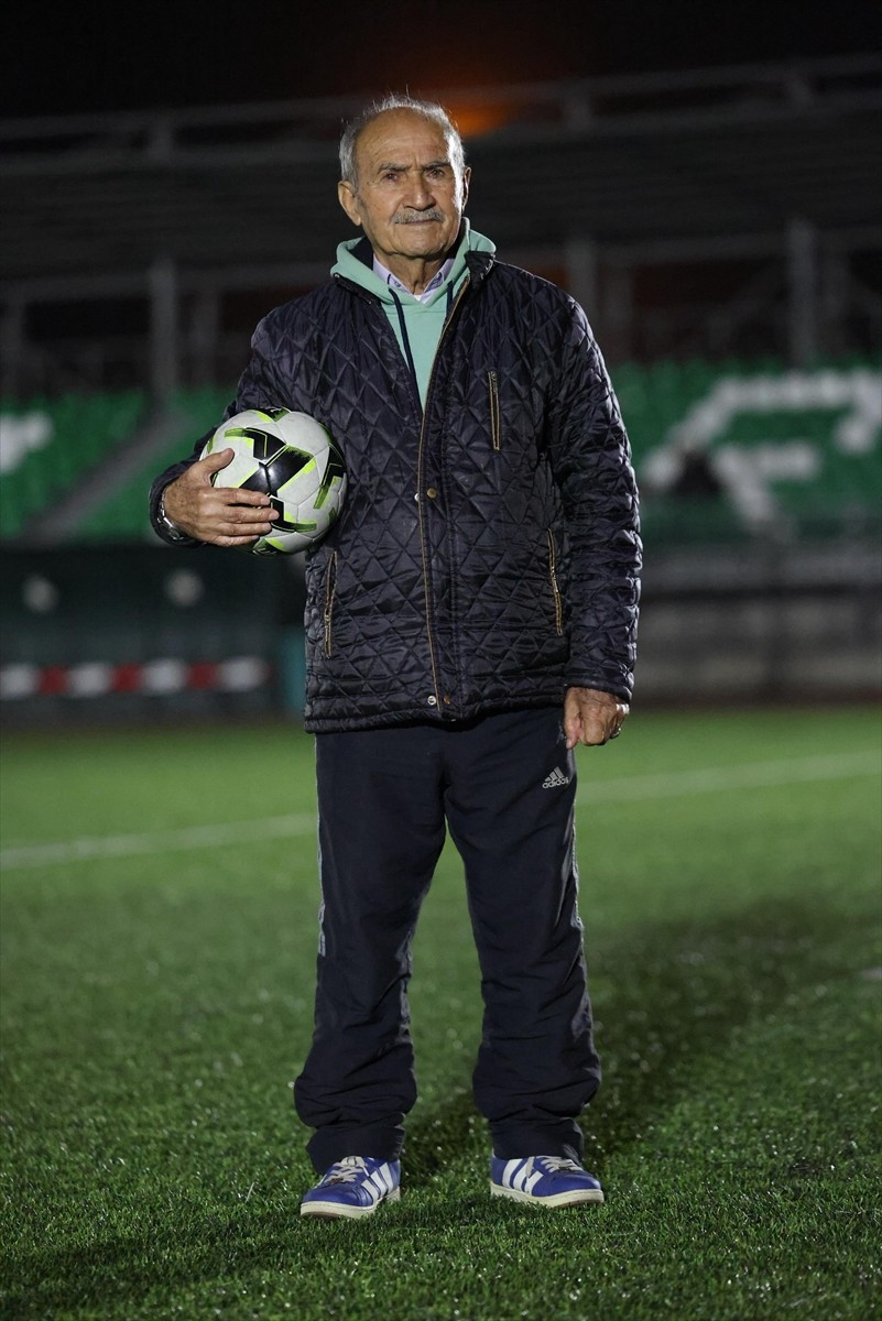 Zonguldak'ta futbol sevdalısı emekli madenci Özdemir Dayanıklı, antrenörlüğün ardından yöneticilik...
