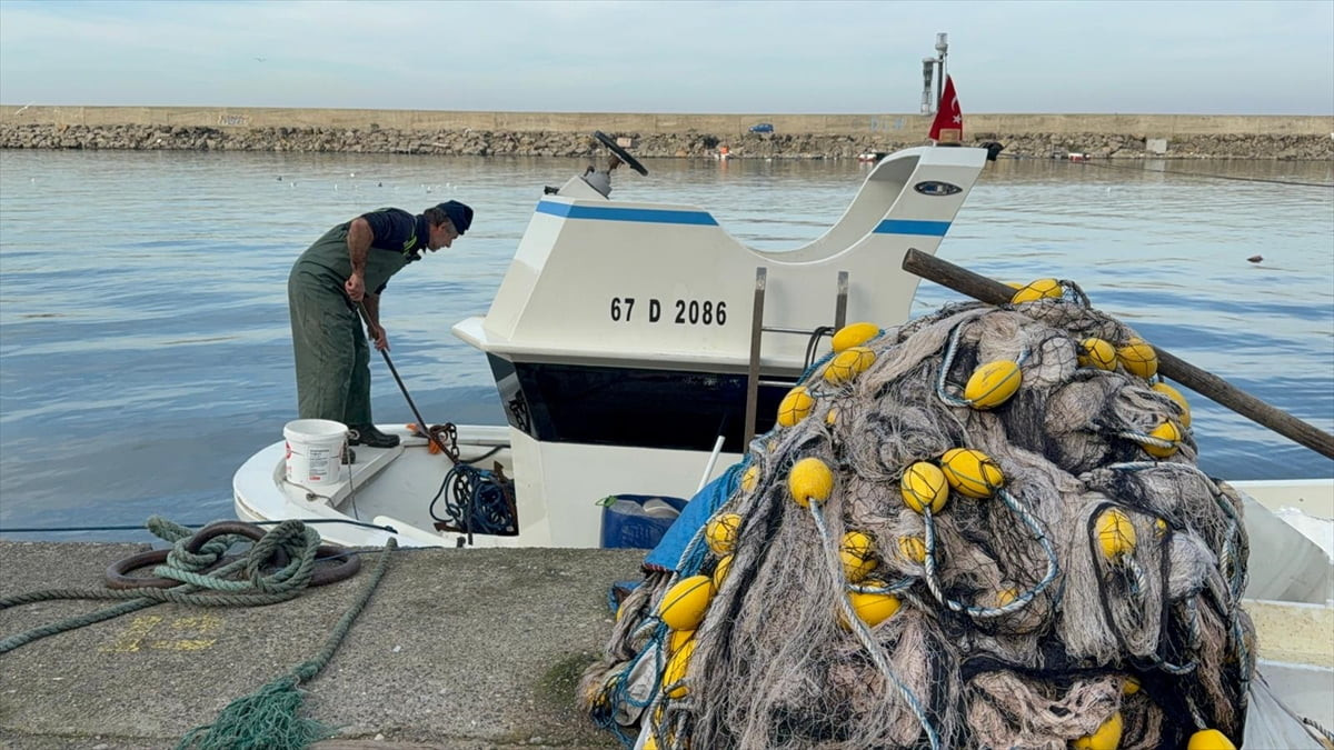 Zonguldak'ta hava sıcaklıklarının mevsim normallerinin üzerinde seyretmesi nedeniyle balık avı...