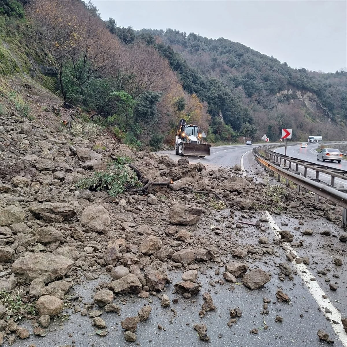 Zonguldak'ta heyelan, kara yolunda ulaşımın aksamasına neden oldu. Sağanak nedeniyle...