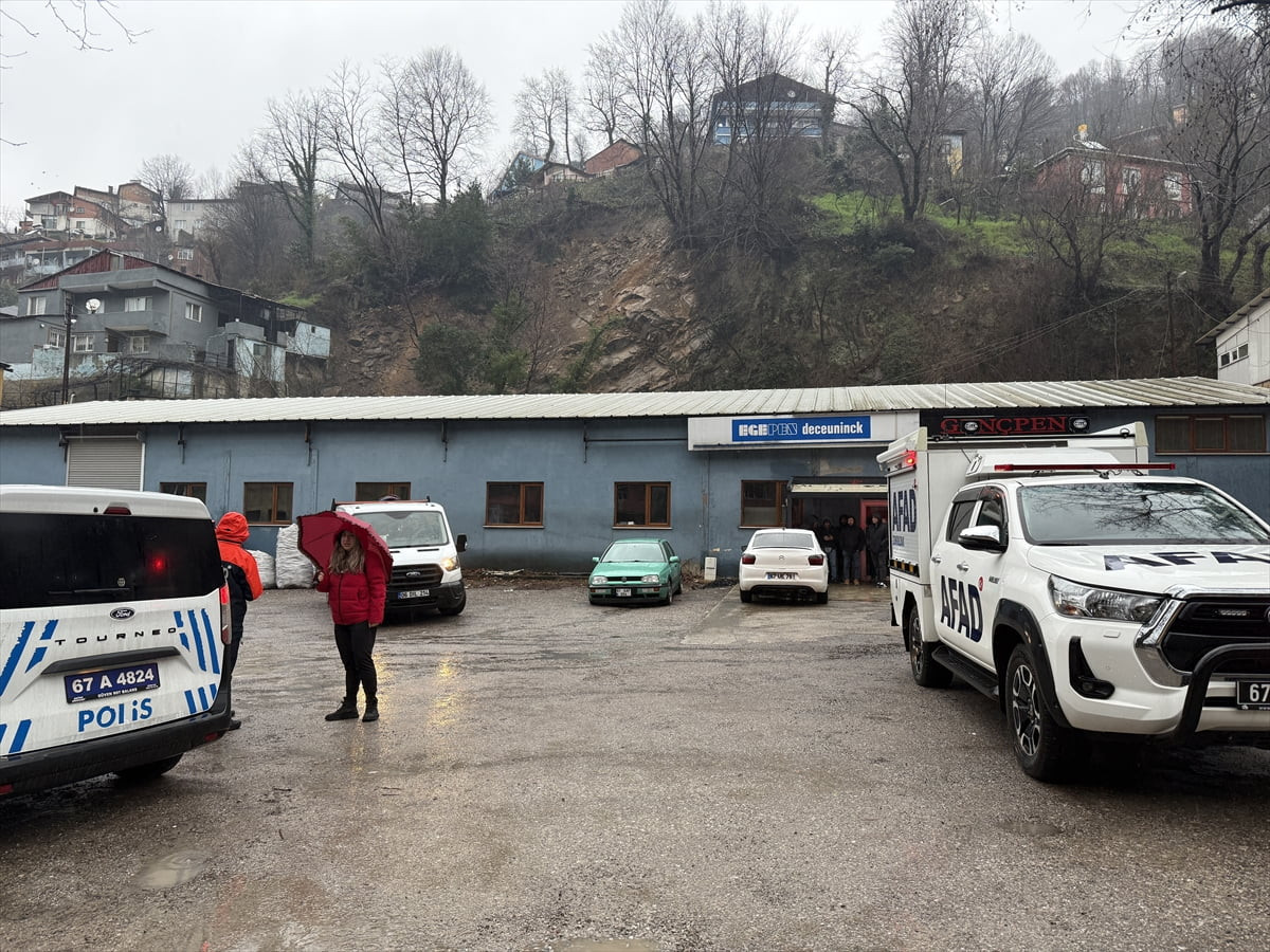 Zonguldak'ta heyelan nedeniyle risk altındaki 4 yapıda inceleme yapıldı. Heyelanın ardından ihbar...