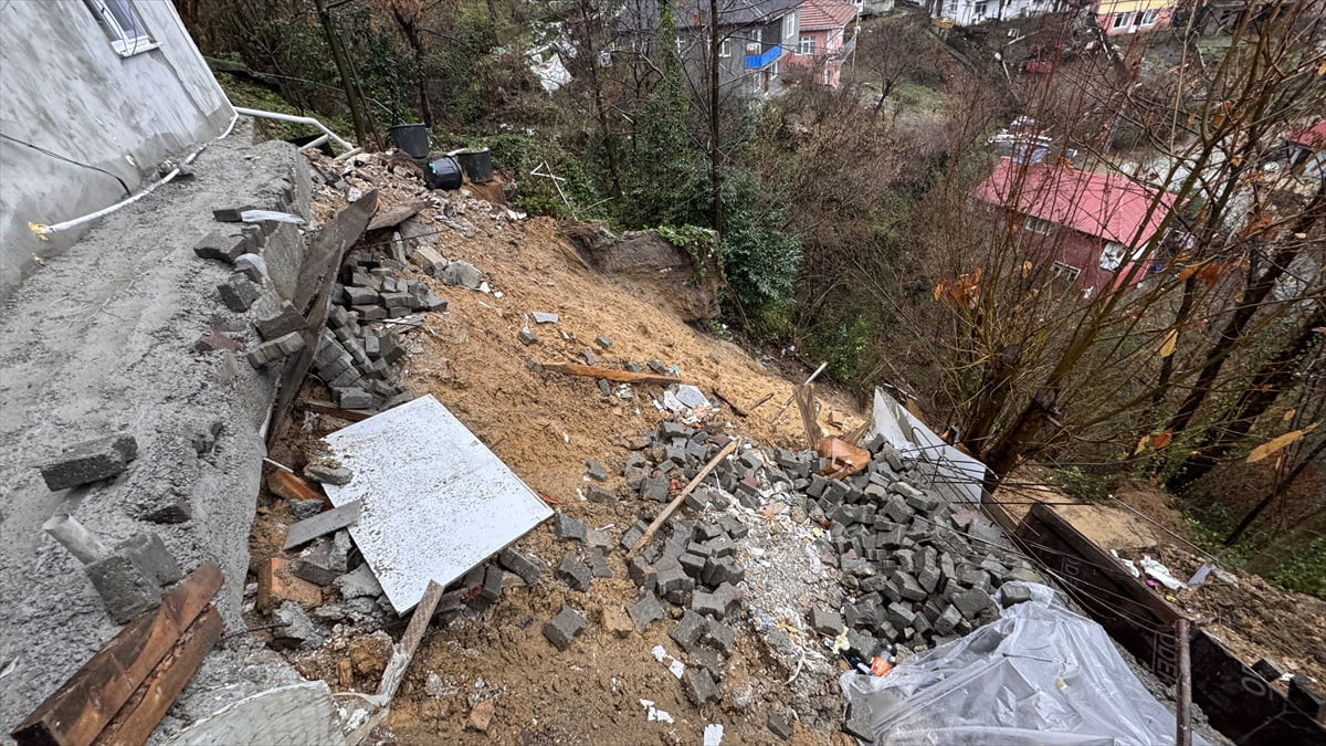 Zonguldak'ta heyelan sonucu zarar gören ev için geçici tahliye kararı alındı. 