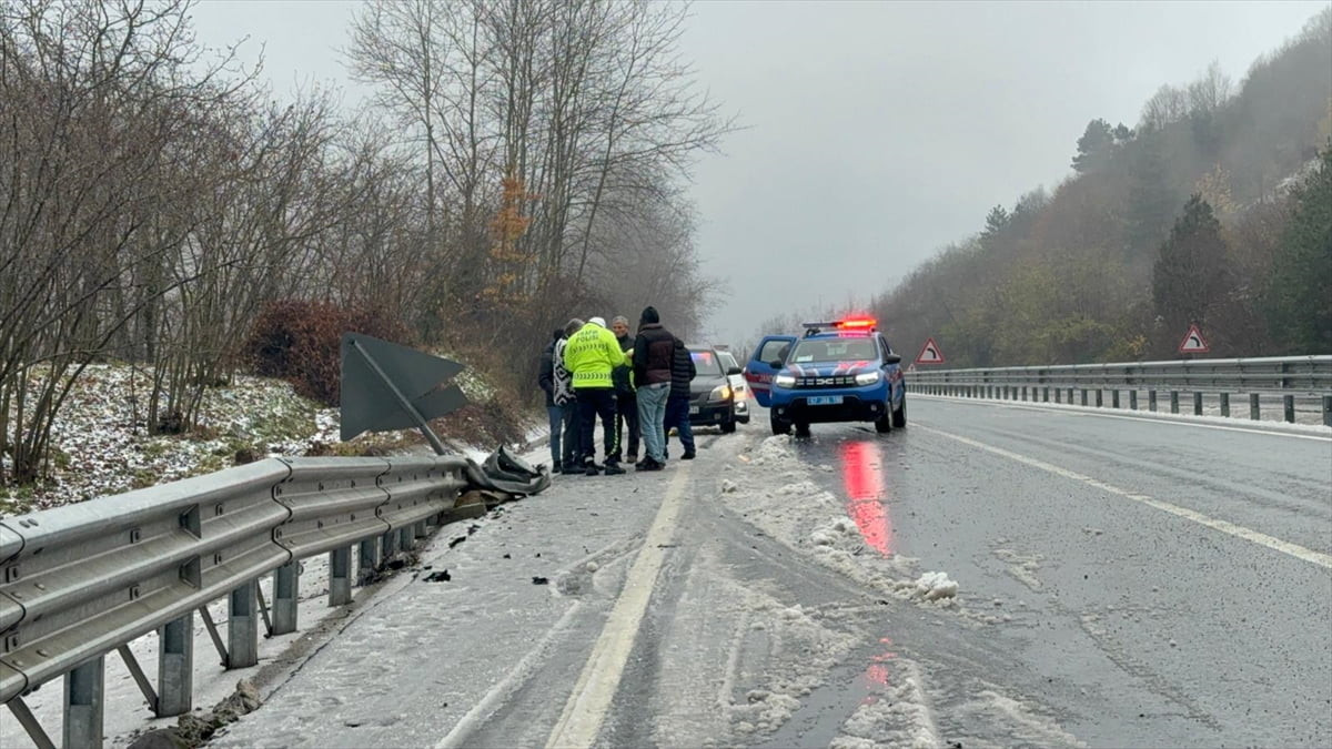 Zonguldak'ta, kar nedeniyle kayganlaşan yolda bariyerlere çarpan otomobildeki 2 kişi yaralandı.
