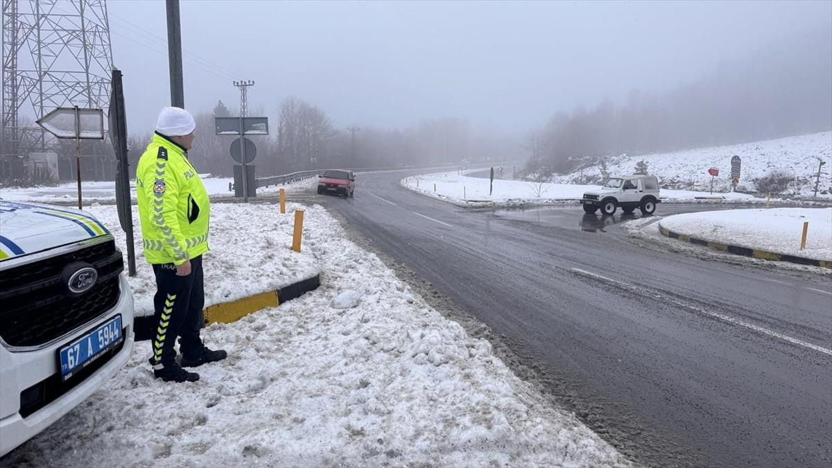 Zonguldak'ta kar yağışı ve fırtına etkili oldu. Zonguldak-İstanbul ve Zonguldak-Ankara kara...