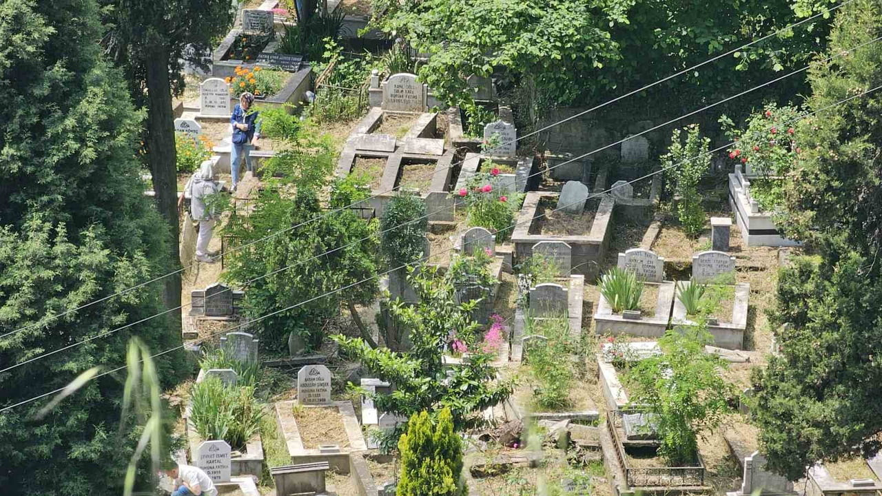ZONGULDAK'TA KURBAN BAYRAMI ARİFESİNDE VATANDAŞLAR YAKINLARININ KABİRLERİNİ ZİYARET ETMEK İÇİN...