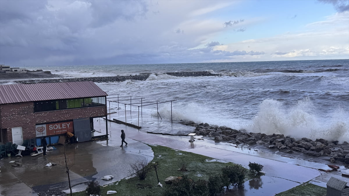 Zonguldak'ta kuvvetli rüzgarın etkisiyle denizin taşması sonucu Kozlu Limanı su altında kaldı....