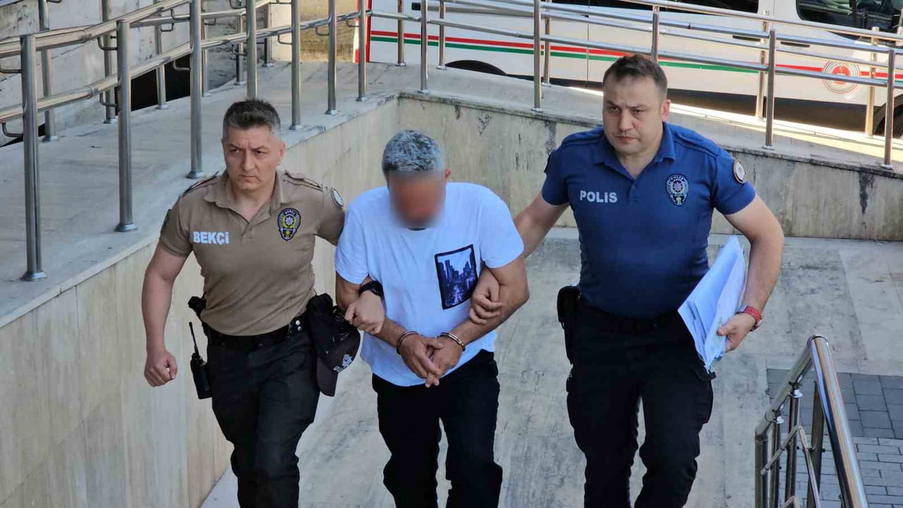 ZONGULDAK'TA MOTOSİKLETLİ KADIN SÜRÜCÜYE TRAFİK KAZASI SONRASI ÇIKAN KAVGADA KIRILAN DİKİZ...