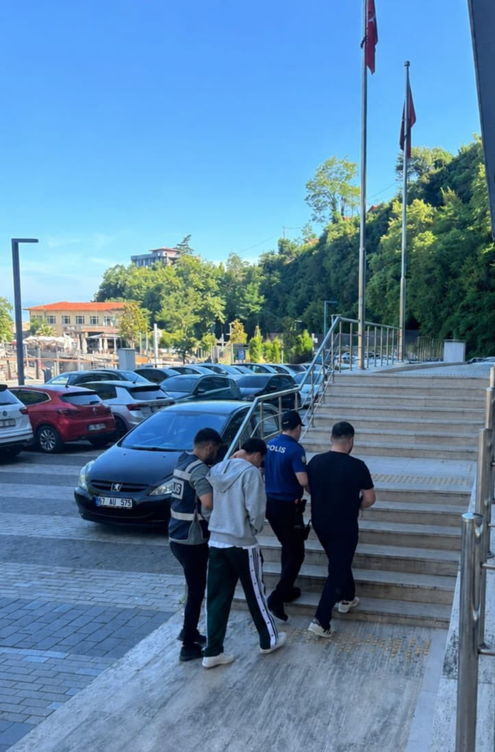 ZONGULDAK'TA POLİS EKİPLERİNCE FUHŞA TEŞVİK VE ARACILIK SUÇLARINA YÖNELİK DÜZENLENEN OPERASYONDA...