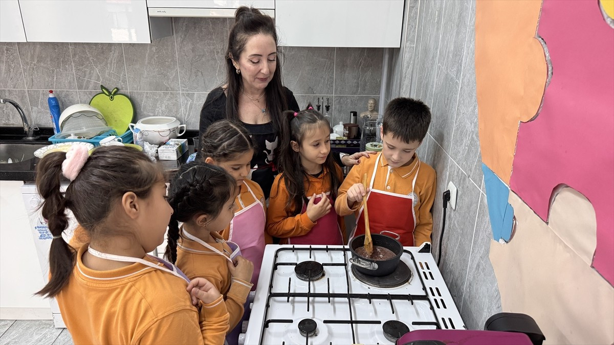 Zonguldak'ta, "Yaşam Becerileri Projesi" kapsamında yatak toplayan, düğme diken, ayakkabı...