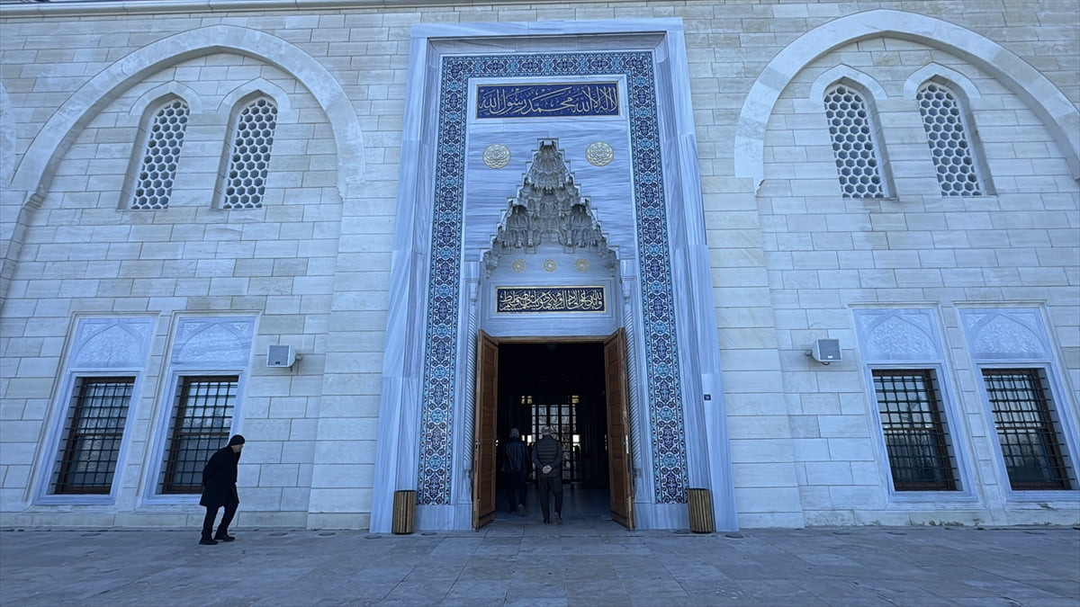 Zonguldak'ta ramazan ayının ilk cuma namazı eda edildi. Uzun Mehmet Camisi ile kent merkezindeki...